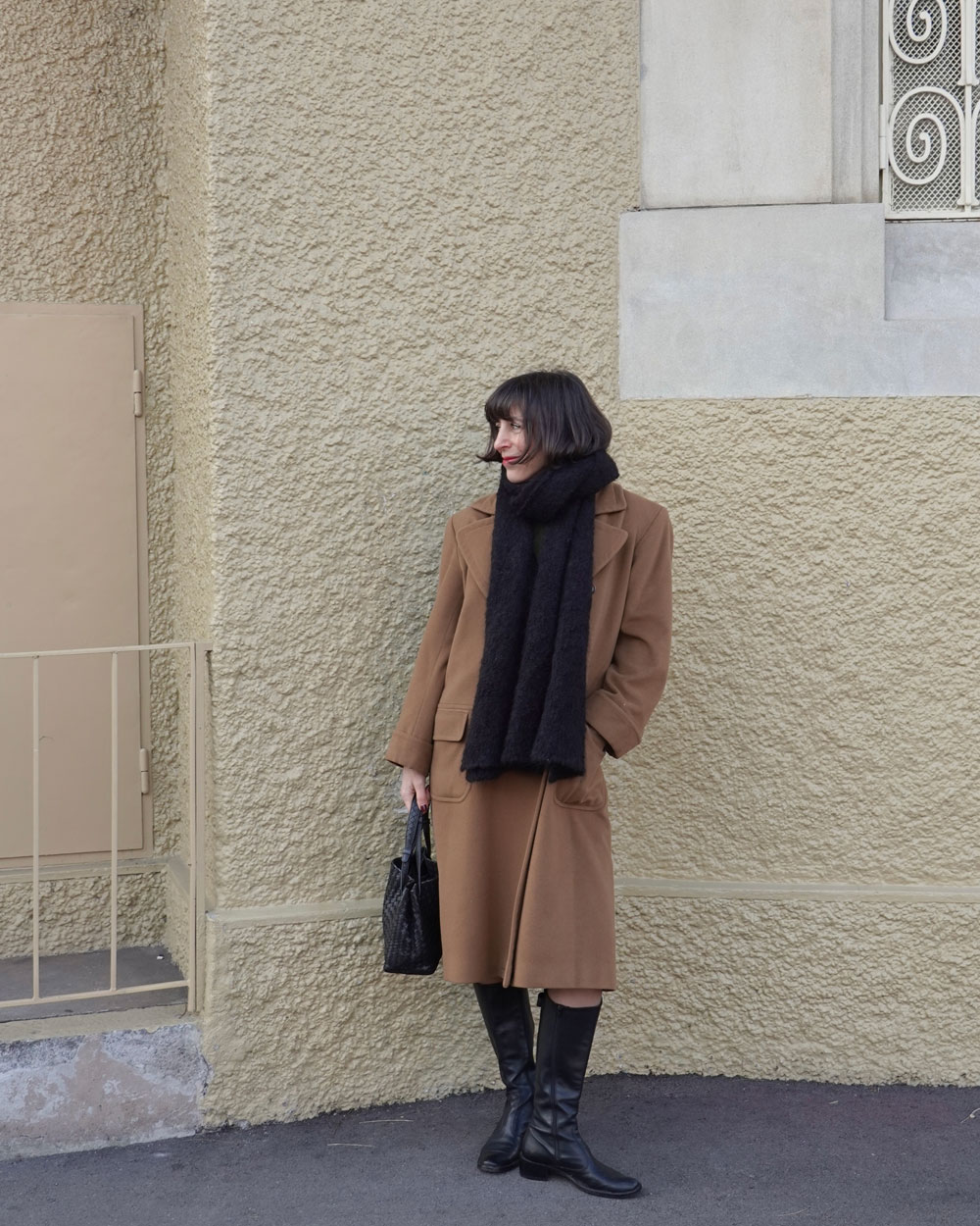 Cosy-Season-Inspiration in der neusten Ausgabe von Lesen, hören und schauen auf sonrisa: ein Pageturner über eskalierte Influencer-Kultur, ein kluger Bücherpodcast über komplizierte Figuren und eine binge-taugliche Berlin-Serie mit selbstironischen Stars. Perfekt für lange Winterabende.