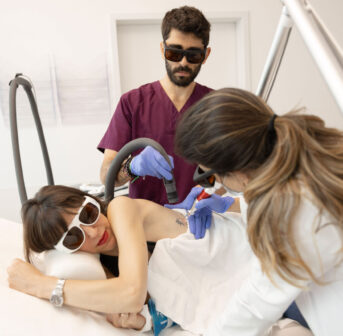 Mein Jugend-Tattoo aus 2000 muss weg. Auf sonrisa erfährst du, wie die Entfernung per Pico-Laser wirklich läuft.