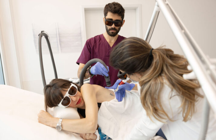 Mein Jugend-Tattoo aus 2000 muss weg. Auf sonrisa erfährst du, wie die Entfernung per Pico-Laser wirklich läuft.