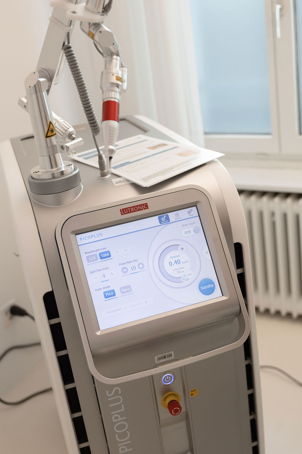 Mein Jugend-Tattoo aus 2000 muss weg. Auf sonrisa erfährst du, wie die Entfernung per Pico-Laser wirklich läuft.