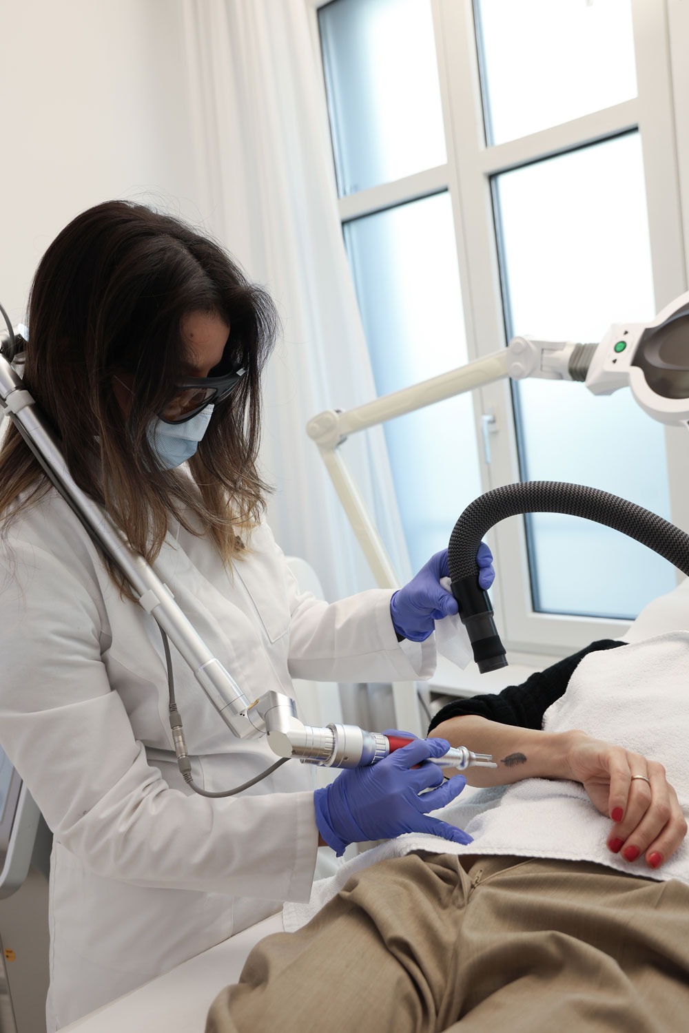 Mein Jugend-Tattoo aus 2000 muss weg. Auf sonrisa erfährst du, wie die Entfernung per Pico-Laser wirklich läuft.