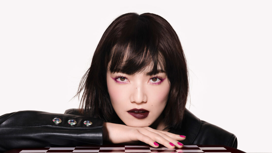 CHANEL Rouge Noir 2026 bringt den Kultton auf Augen, Lippen und Nägel. Alle Details und Informationen dazu gibt es auf sonrisa.