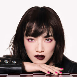 CHANEL Rouge Noir 2026 bringt den Kultton auf Augen, Lippen und Nägel. Alle Details und Informationen dazu gibt es auf sonrisa.