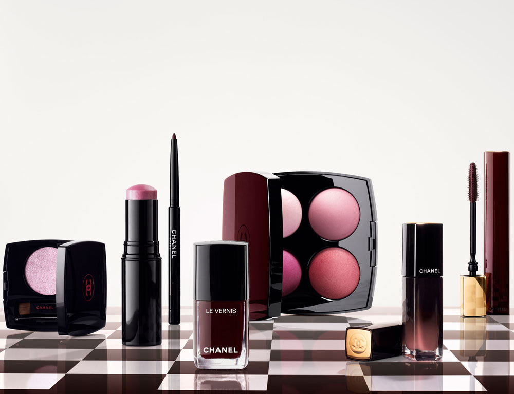 CHANEL Rouge Noir 2026 bringt den Kultton auf Augen, Lippen und Nägel. Alle Details und Informationen dazu gibt es auf sonrisa.