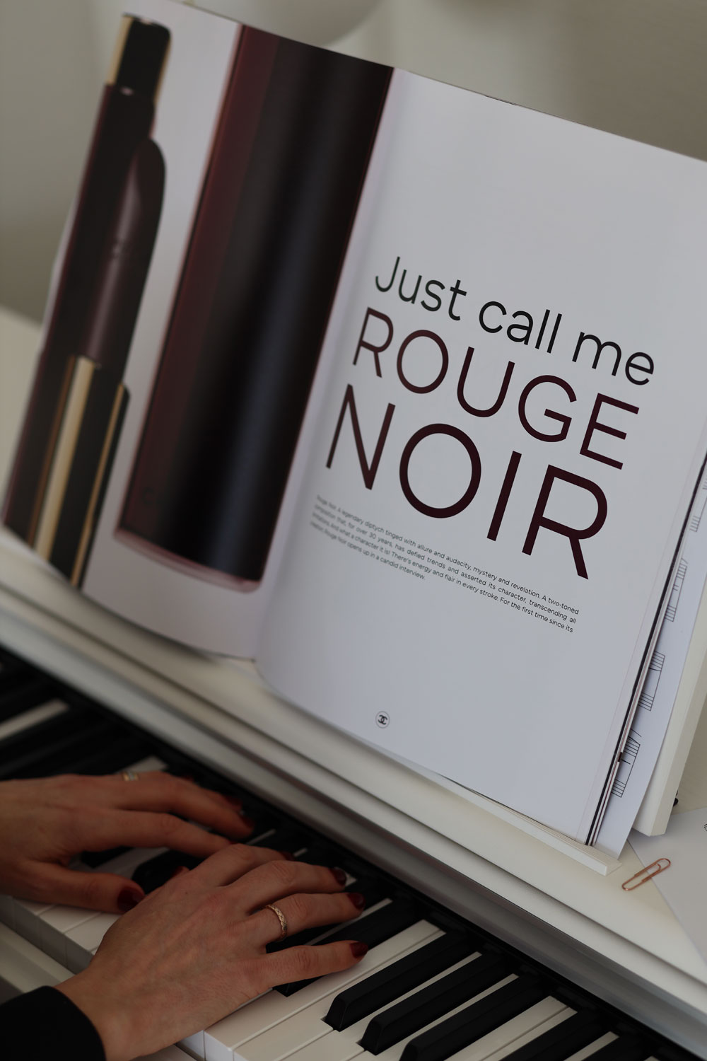 CHANEL Rouge Noir 2026 bringt den Kultton auf Augen, Lippen und Nägel. Alle Details und Informationen dazu gibt es auf sonrisa.