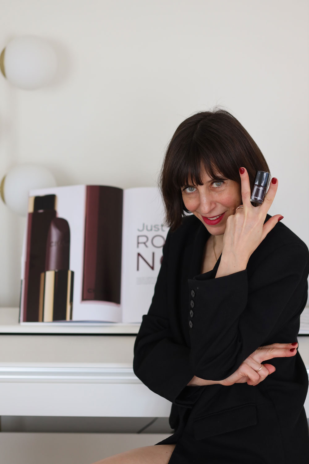 CHANEL Rouge Noir 2026 bringt den Kultton auf Augen, Lippen und Nägel. Alle Details und Informationen dazu gibt es auf sonrisa.