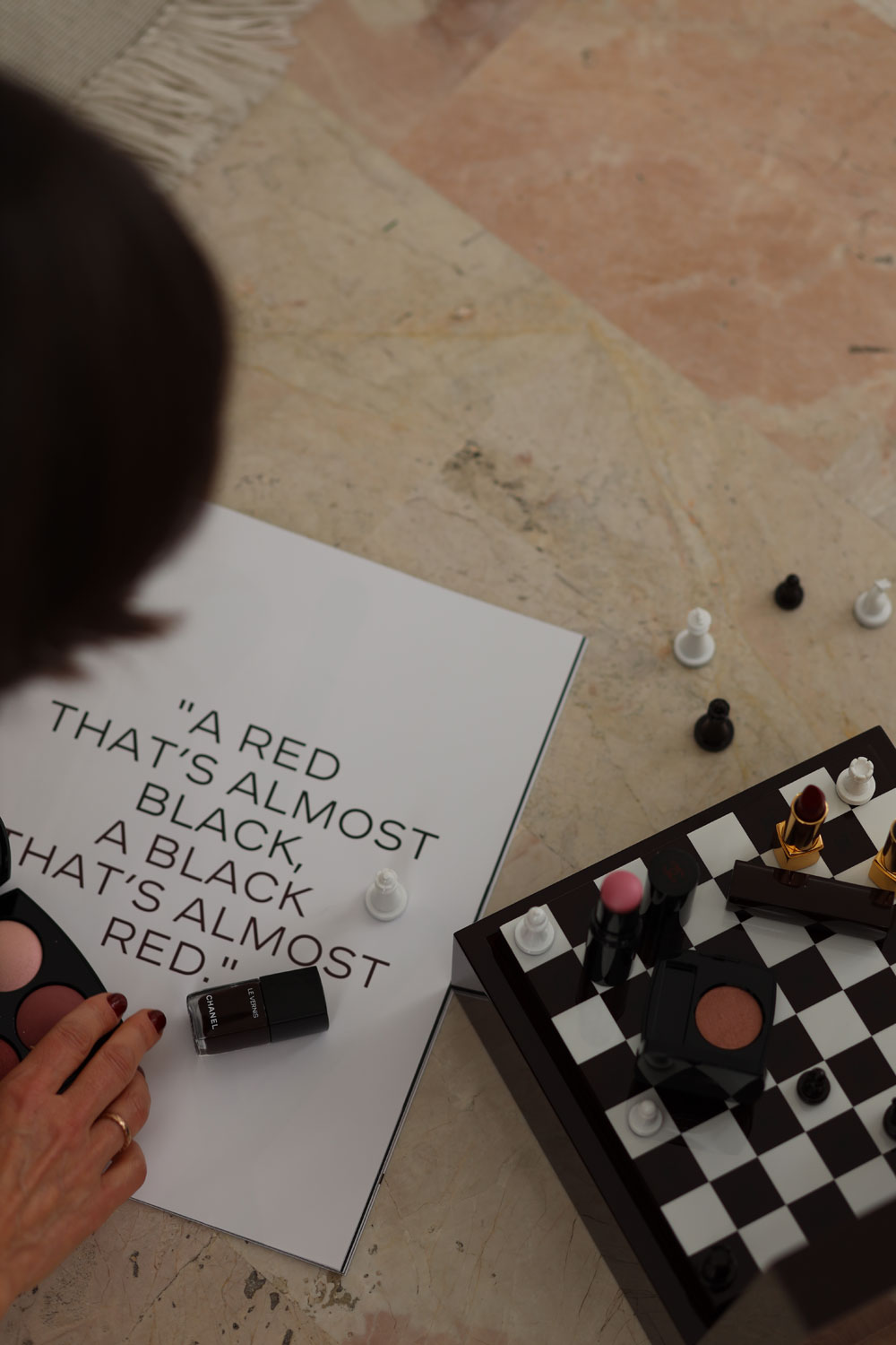 CHANEL Rouge Noir 2026 bringt den Kultton auf Augen, Lippen und Nägel. Alle Details und Informationen dazu gibt es auf sonrisa.