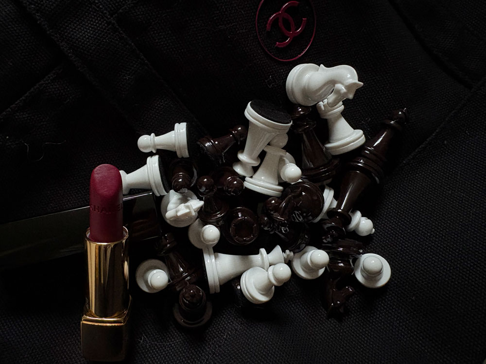 CHANEL Rouge Noir 2026 bringt den Kultton auf Augen, Lippen und Nägel. Alle Details und Informationen dazu gibt es auf sonrisa.