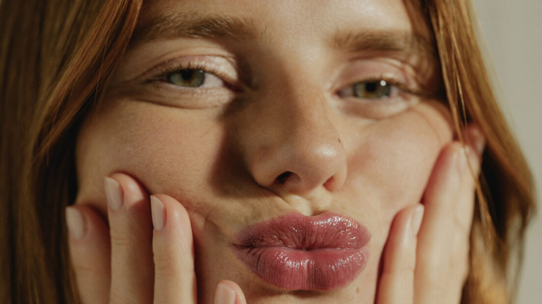 Chanel Denim Collection, La Prairie Skincare Dyson Haircare und vieles mehr: Die Übersicht der besten Beauty-Neuheiten auf sonrisa sorgen für FOMO.