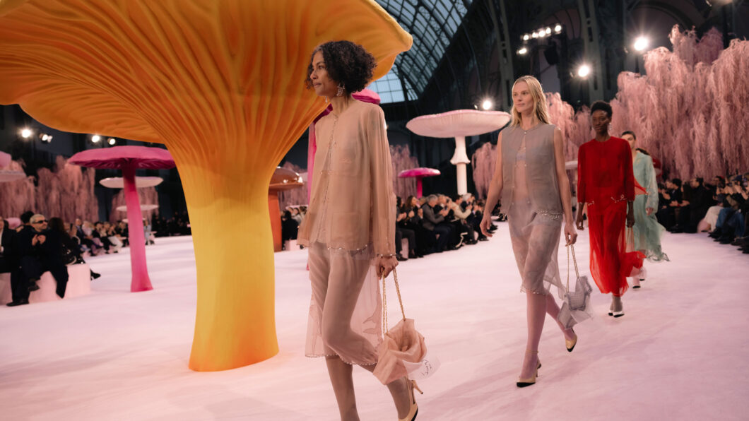 Warum der Opening Look bei Chanel diesmal Geschichte schrieb