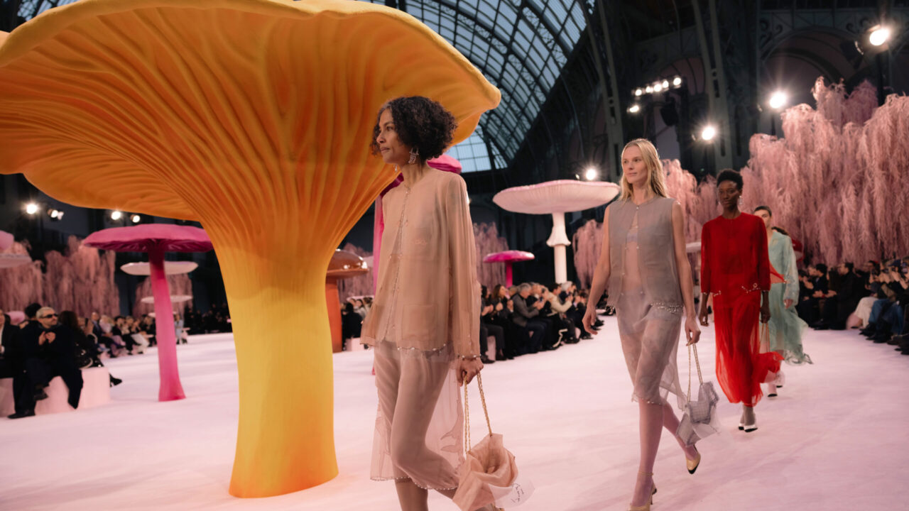 Chanel setzt mit einem 50+ Opening Model ein starkes Zeichen für Altersvielfalt in der Haute Couture.