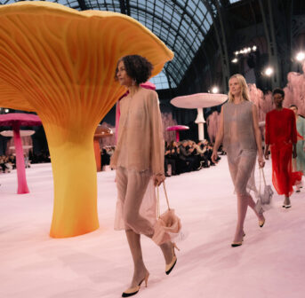 Chanel setzt mit einem 50+ Opening Model ein starkes Zeichen für Altersvielfalt in der Haute Couture.