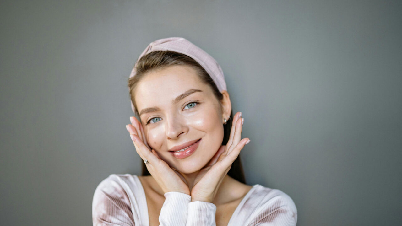 Strahlende Haut trotz Stress und Winterblues. Auf sonrisa zeigen Expertinnen fünf einfache Glow Tipps gegen fahle Haut, die sofort wirken und nichts kosten.
