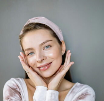 Strahlende Haut trotz Stress und Winterblues. Auf sonrisa zeigen Expertinnen fünf einfache Glow Tipps gegen fahle Haut, die sofort wirken und nichts kosten.