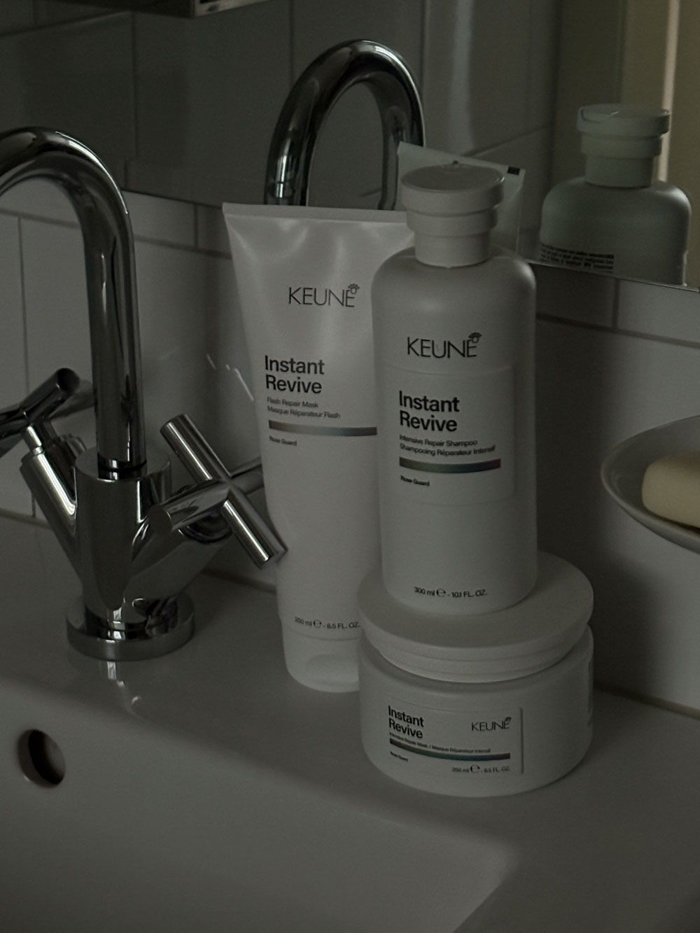 Bonding-Technik für Haare verständlich erklärt. Auf sonrisa erfährst Du, warum Bond Builder derzeit zu den wichtigsten Beauty-Innovationen gehören und was die neue Keune Instant Revive Linie für strapaziertes Haar leisten soll.