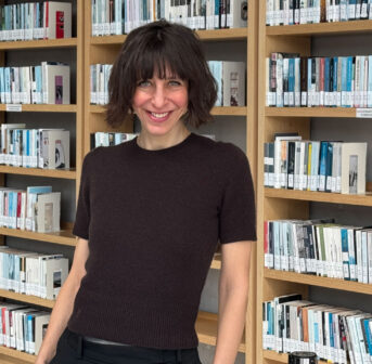 Pausen sinnvoll nutzen mit den sonrisa-Tipps zum Lesen, Hören und Schauen: Jodi Picoult, Mel Robbins und Shrinking sorgen für Inspiration und Unterhaltung.