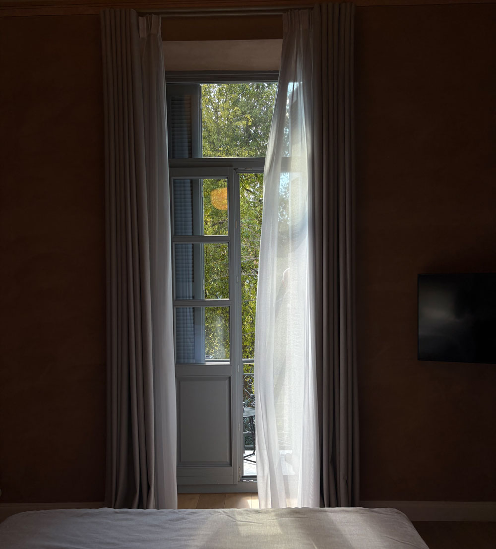 ein dauerhaft strahlender Teint – dieser Eindruck von Haut, die wirkt, als käme man gerade aus den Ferien zurück – entsteht selten durch ein einzelnes Produkt, sondern ist meist ein Zusammenspiel aus Pflege, Gewohnheiten sowie Geduld