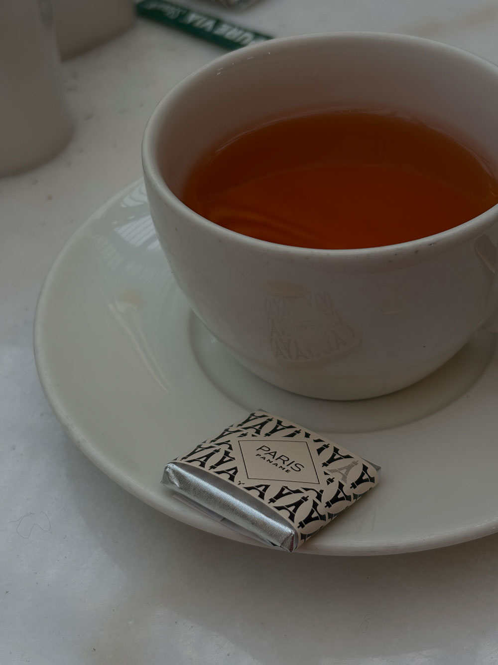 ein dauerhaft strahlender Teint – dieser Eindruck von Haut, die wirkt, als käme man gerade aus den Ferien zurück – entsteht selten durch ein einzelnes Produkt, sondern ist meist ein Zusammenspiel aus Pflege, Gewohnheiten sowie Geduld