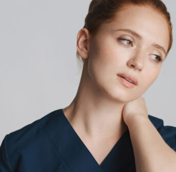 Ferien und Beauty-Eingriffe werden immer häufiger kombiniert, doch Vorbereitung und Nachsorge sind entscheidend. Alle Details und eine Einordnung durch die Fachärztin gibt es auf sonrisa zum Nachlesen.
