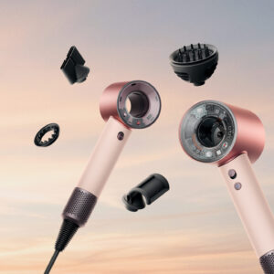 Auf sonrisa geht es um den neuen Dyson Supersonic Travel und warum der kompakte Hair Dryer in der Beauty-Szene als potenzielles Must-have für Reisen diskutiert wird.