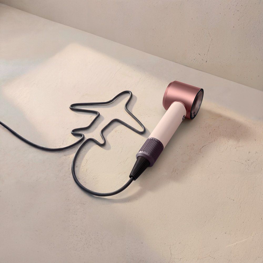 Auf sonrisa geht es um den neuen Dyson Supersonic Travel und warum der kompakte Hair Dryer in der Beauty-Szene als potenzielles Must-have für Reisen diskutiert wird.
