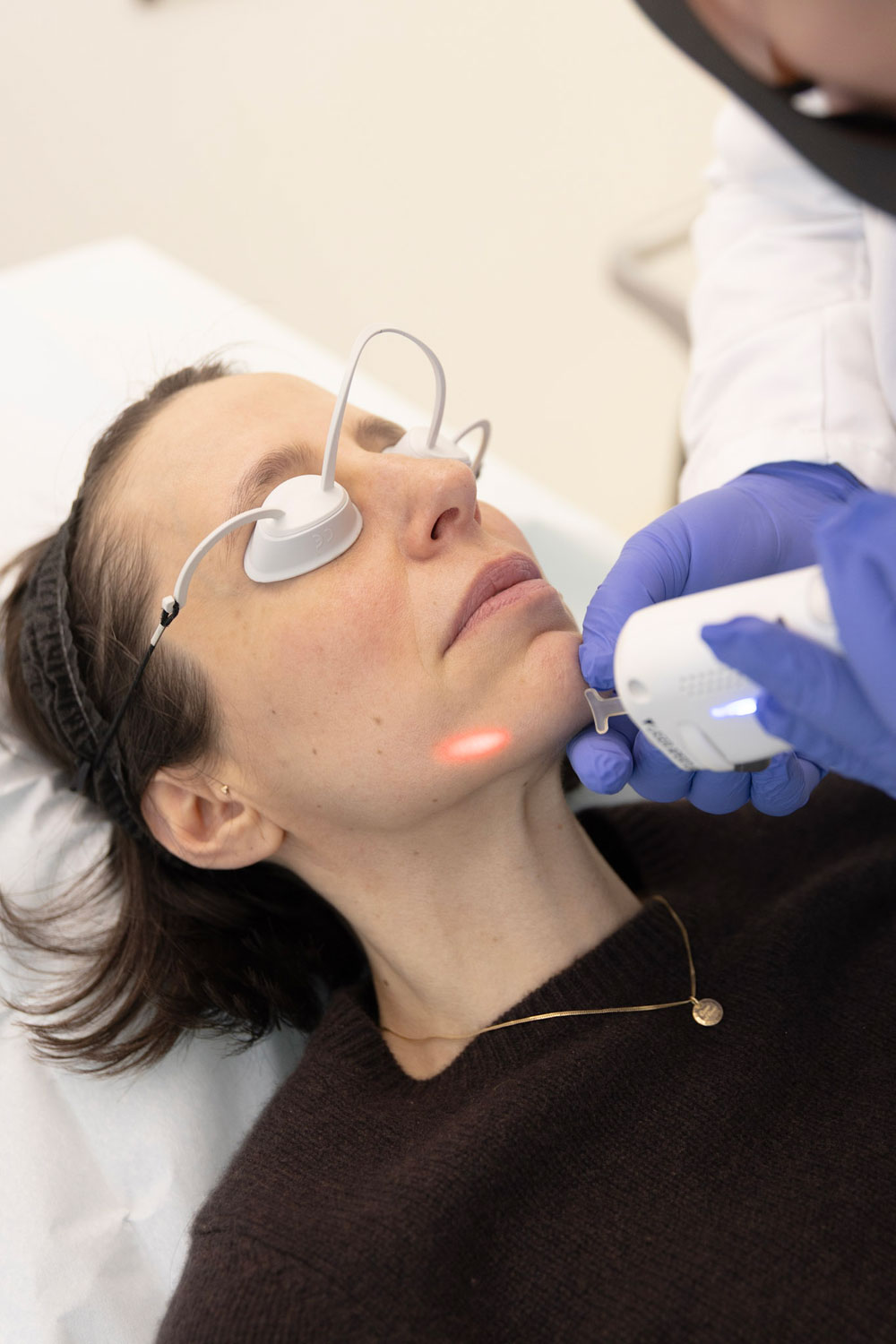 Von ersten Symptomen bis zur Laserbehandlung erklärt dieser Beitrag auf sonrisa alles was man über Rosazea wissen muss.