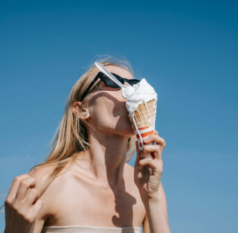 sonrisa erklärt am Beispiel von Oqua Ocean Glow SPF 50 den Wandel von Sonnenschutz als Pflichtprodukt zum hippen Bestandteil moderner Skincare.