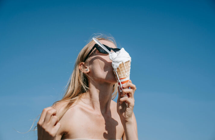 sonrisa erklärt am Beispiel von Oqua Ocean Glow SPF 50 den Wandel von Sonnenschutz als Pflichtprodukt zum hippen Bestandteil moderner Skincare.