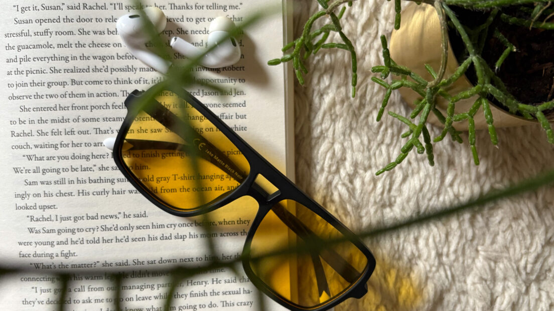 Bei sonrisa gibt es zur Sommerpause kuratierte Empfehlungen zum Lesen, Hören und Schauen für entspannte Ferientage