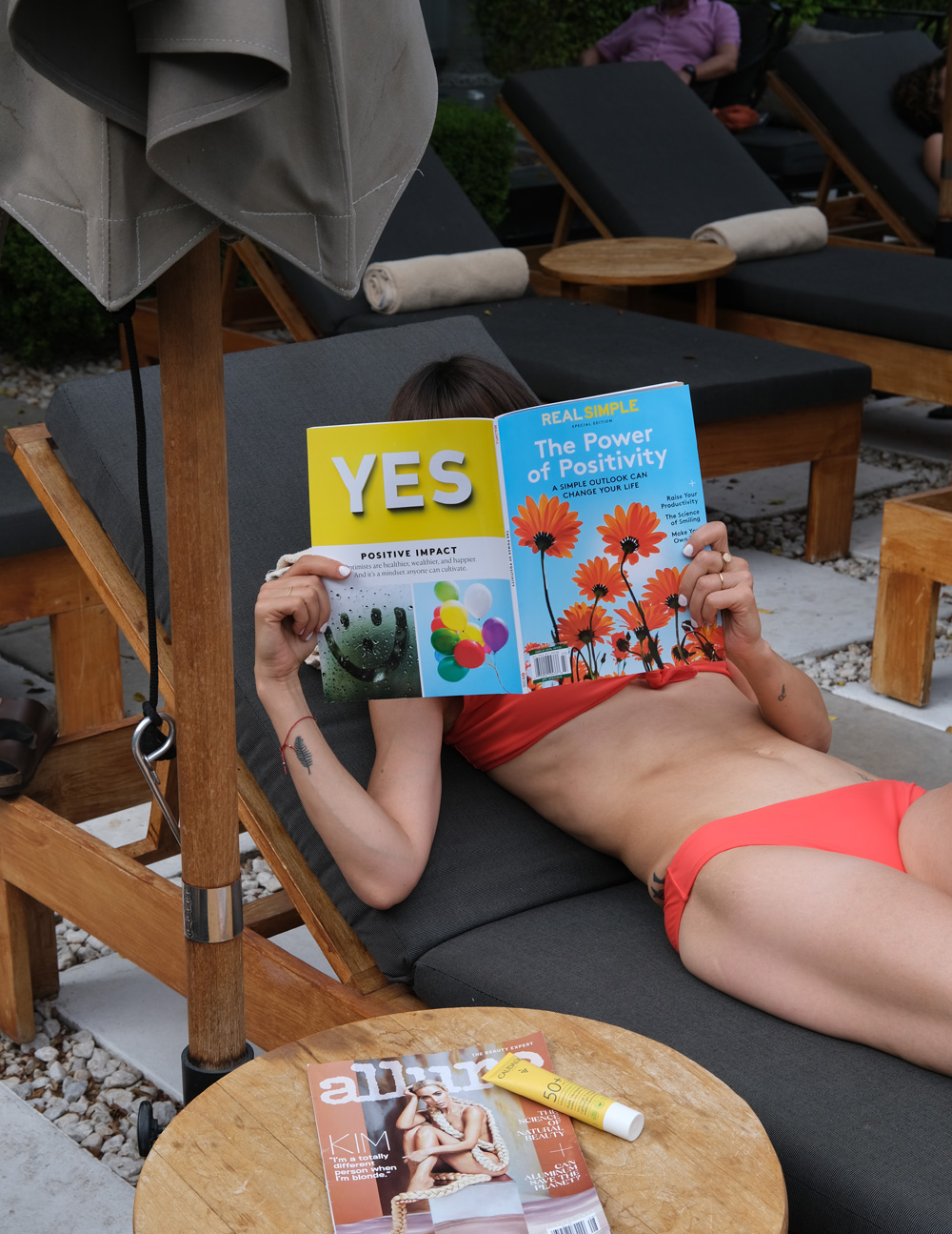 Bei sonrisa gibt es zur Sommerpause kuratierte Empfehlungen zum Lesen, Hören und Schauen für entspannte Ferientage