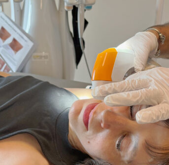 OP-freies Lifting gehört zu den meistgesuchten Beauty-Themen. Auf sonrisa erklärt Dir ein Mediziner die echte Wirkung von HIFU und Ultraformer MPT.