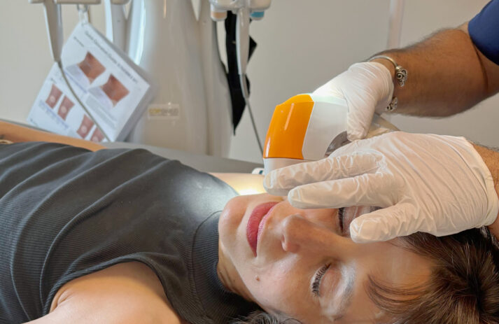OP-freies Lifting gehört zu den meistgesuchten Beauty-Themen. Auf sonrisa erklärt Dir ein Mediziner die echte Wirkung von HIFU und Ultraformer MPT.