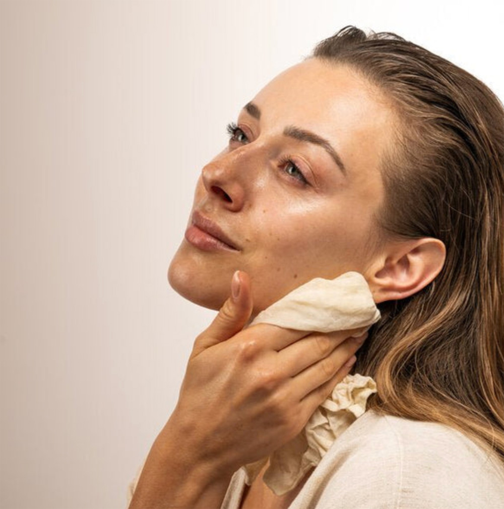 Wenn die Haut im Sommer plötzlich zickt, ist weniger oft mehr. Der neue Be Pure Calming Milk Cleanser reinigt mild und unterstützt die Haut mit natürlichen Wirkstoffen für ein ruhiges, gepflegtes Hautgefühl. Bei sonrisa gibt es zur Feier der Lancierung eine Verlosung mit zwei exklusiven Back-to-work-Sets für einen entspannten Start in den Alltag.
