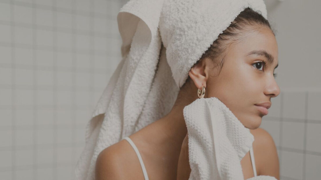 Wenn die Haut im Sommer plötzlich zickt, ist weniger oft mehr. Der neue Be Pure Calming Milk Cleanser reinigt mild und unterstützt die Haut mit natürlichen Wirkstoffen für ein ruhiges, gepflegtes Hautgefühl. Bei sonrisa gibt es zur Feier der Lancierung eine Verlosung mit zwei exklusiven Back-to-work-Sets für einen entspannten Start in den Alltag.