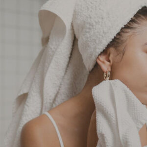 Wenn die Haut im Sommer plötzlich zickt, ist weniger oft mehr. Der neue Be Pure Calming Milk Cleanser reinigt mild und unterstützt die Haut mit natürlichen Wirkstoffen für ein ruhiges, gepflegtes Hautgefühl. Bei sonrisa gibt es zur Feier der Lancierung eine Verlosung mit zwei exklusiven Back-to-work-Sets für einen entspannten Start in den Alltag.