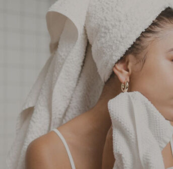 Wenn die Haut im Sommer plötzlich zickt, ist weniger oft mehr. Der neue Be Pure Calming Milk Cleanser reinigt mild und unterstützt die Haut mit natürlichen Wirkstoffen für ein ruhiges, gepflegtes Hautgefühl. Bei sonrisa gibt es zur Feier der Lancierung eine Verlosung mit zwei exklusiven Back-to-work-Sets für einen entspannten Start in den Alltag.