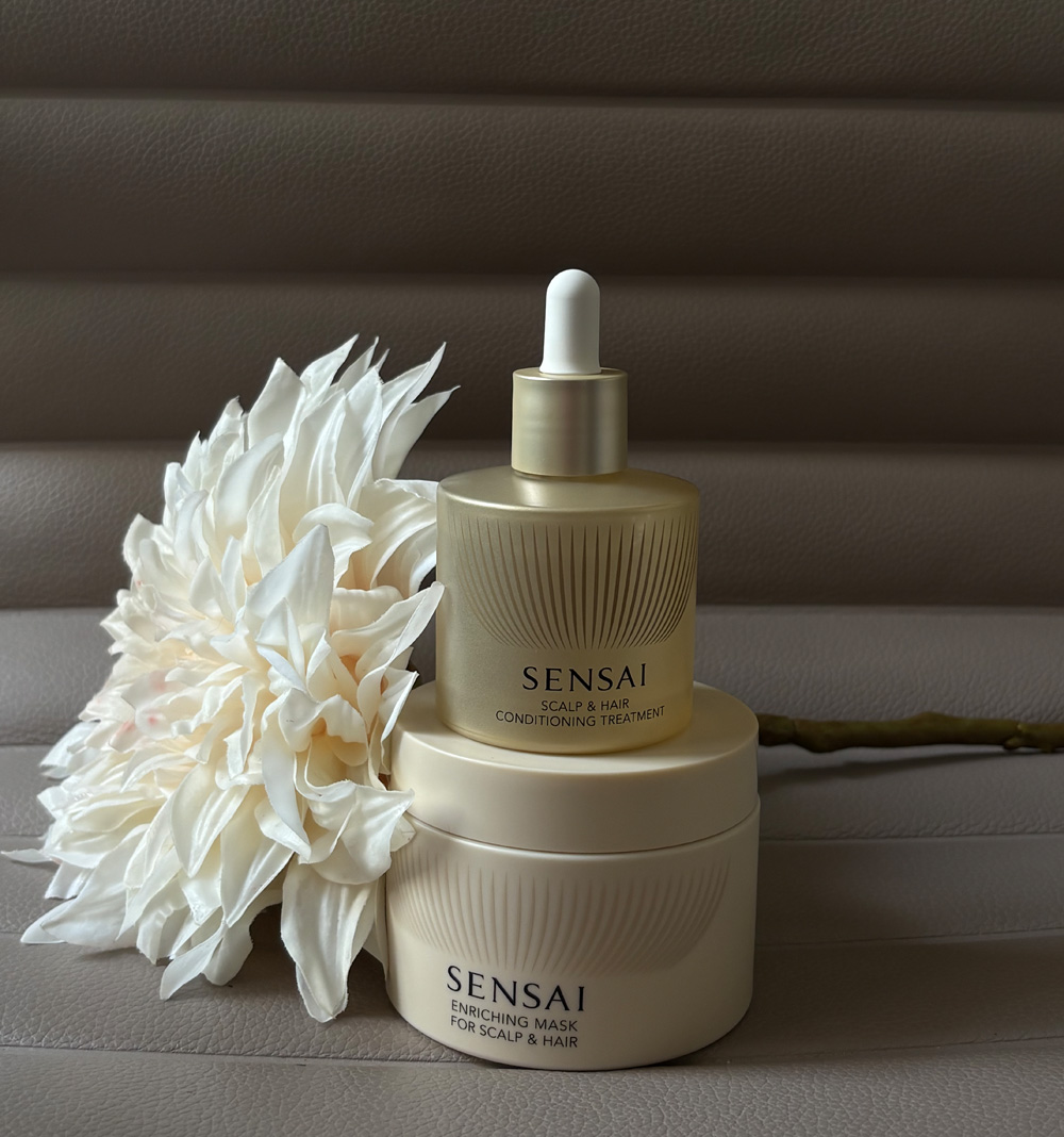 Feines Haar, unruhiges Haar oder einfach Lust auf eine luxuriöse neue Haarpflege-Routine? Sensai hat seine Haircare-Linie überarbeitet und auf sonrisa gibt es zwei komplette Sets mit exklusiver Überraschung zu gewinnen.