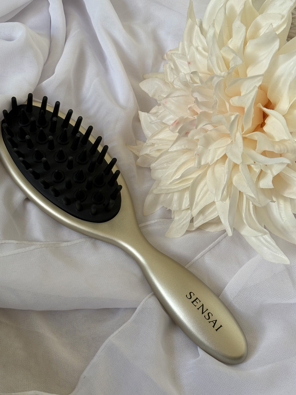 Feines Haar, unruhiges Haar oder einfach Lust auf eine luxuriöse neue Haarpflege-Routine? Sensai hat seine Haircare-Linie überarbeitet und auf sonrisa gibt es zwei komplette Sets mit exklusiver Überraschung zu gewinnen.