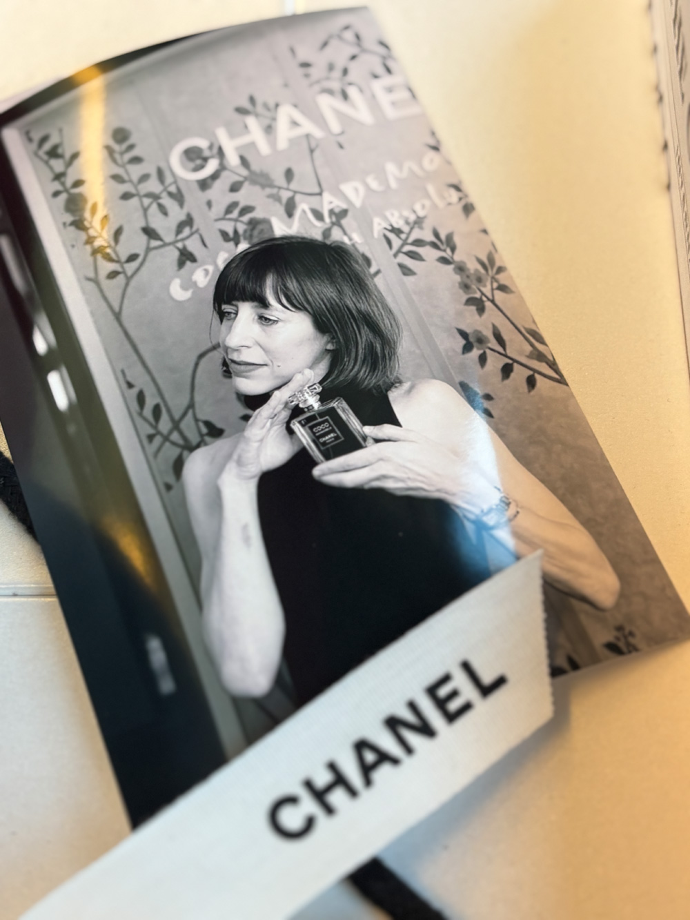 Liebe auf den ersten Blick war gestern, bei Coco Mademoiselle Crush Absolu von Chanel geht es um Liebe beim ersten Schnuppern. Die neue Duftkreation von Olivier Polge, ihre Lancierung in Genf und ein ziemlich eindeutiger Beauty-Crush stehen auf sonrisa im Mittelpunkt.