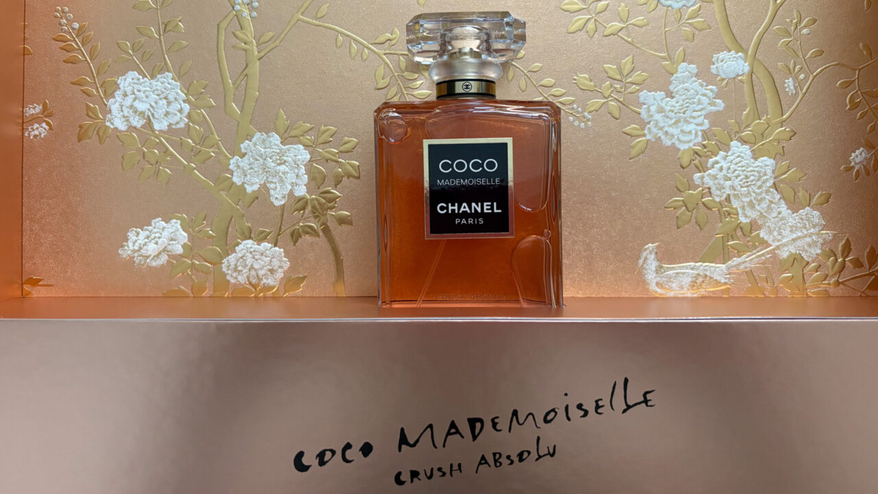 Liebe auf den ersten Blick war gestern, bei Coco Mademoiselle Crush Absolu von Chanel geht es um Liebe beim ersten Schnuppern. Die neue Duftkreation von Olivier Polge, ihre Lancierung in Genf und ein ziemlich eindeutiger Beauty-Crush stehen auf sonrisa im Mittelpunkt.