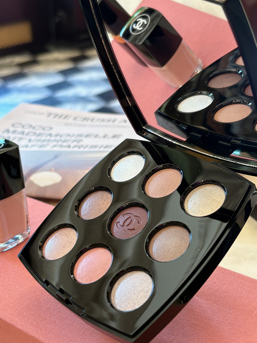 Liebe auf den ersten Blick war gestern, bei Coco Mademoiselle Crush Absolu von Chanel geht es um Liebe beim ersten Schnuppern. Die neue Duftkreation von Olivier Polge, ihre Lancierung in Genf und ein ziemlich eindeutiger Beauty-Crush stehen auf sonrisa im Mittelpunkt.