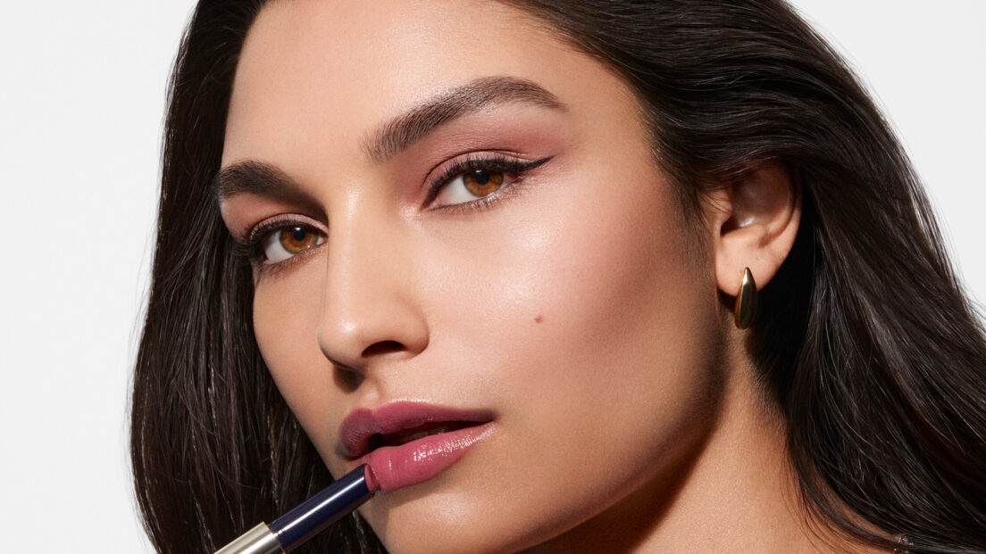 Von Hautpflege für die Hautbarriere über glänzende Lippenfarben und praktische Trockenshampoos bis zu neuen Parfums und einem luxuriösen Beauty-Adventskalender: Auf sonrisa gibt es die aktuellen Beauty-News mit spannenden Details und einer persönlichen journalistischen Einordnung.