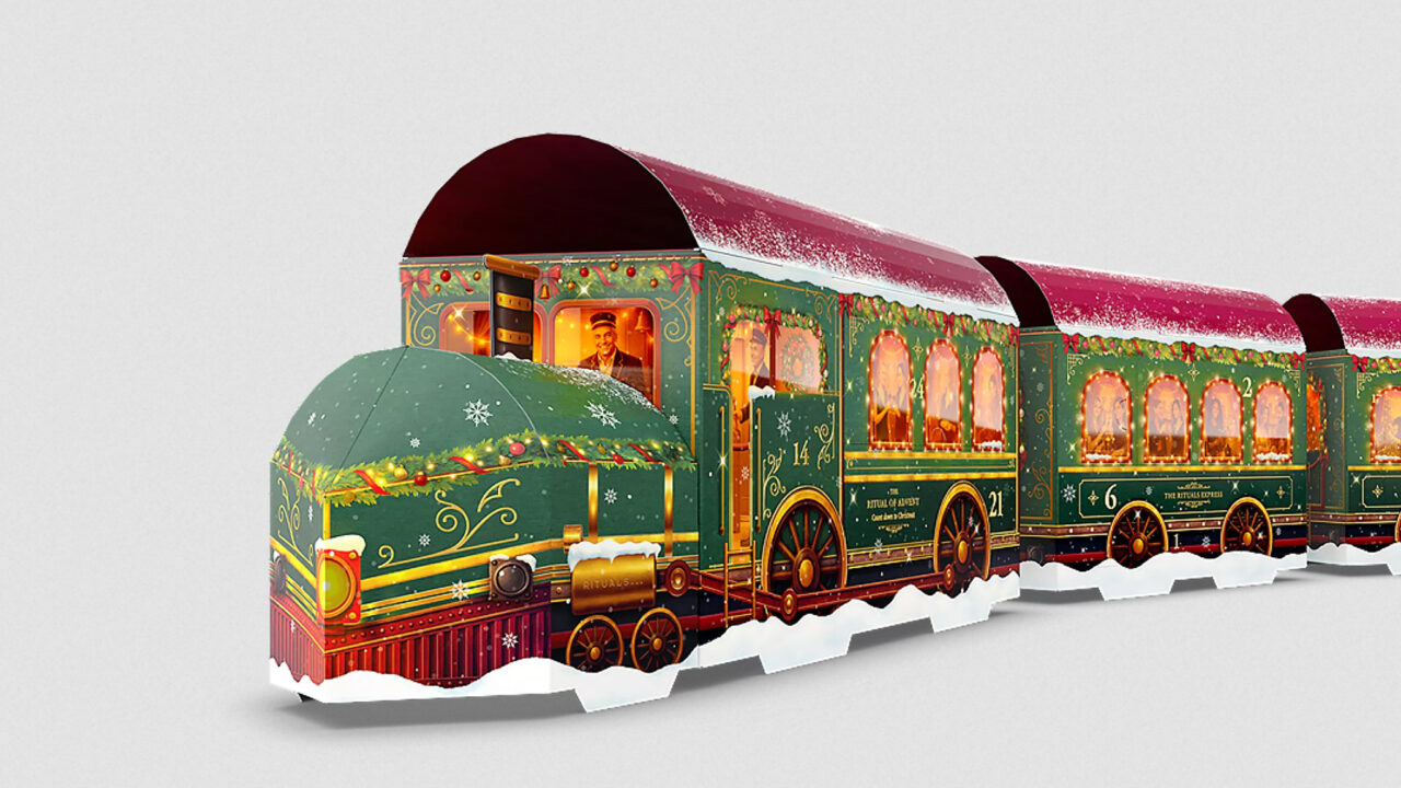 Der Rituals Premium Adventskalender 2026 steckt voller Beauty-Überraschungen, sorgt für festliche Vibes und kommt in Form eines dekorativen Zuges. Auf sonrisa gibt es zum Auftakt der Serie 